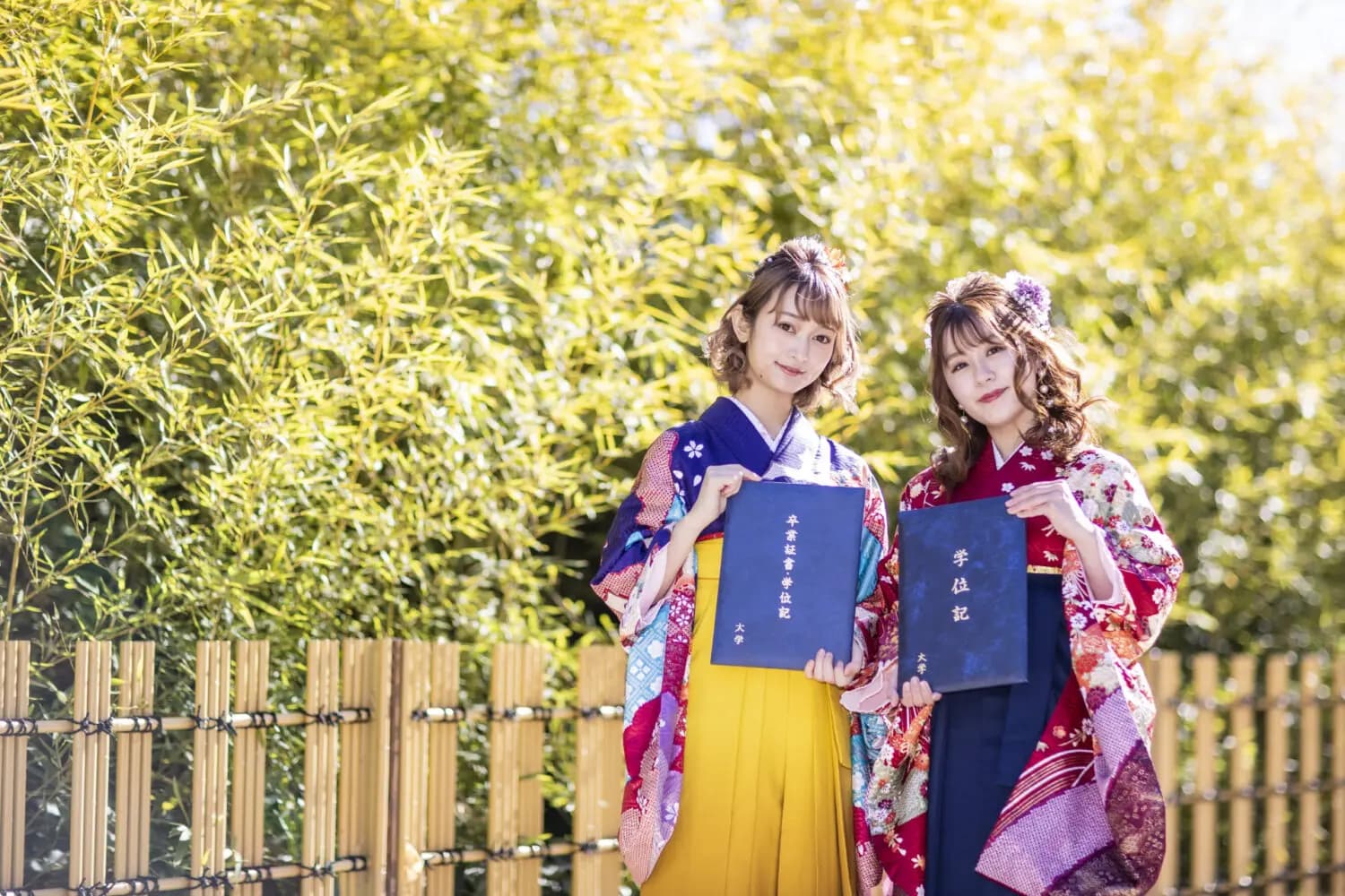 卒業袴姿で学位記を手にした女性