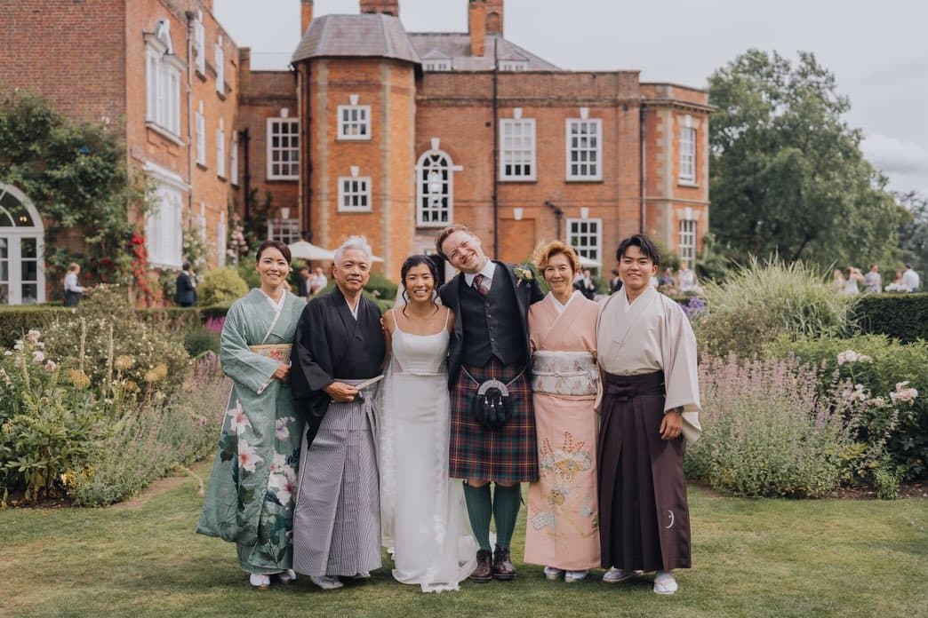 こんばんは祇園店です☺️ 今日はイギリス🇬🇧でお姉様の結婚式に出席されたお客様のお写真をご紹介します お姉様はイギリスにお住まいで、お相手の方もイギリス在住…