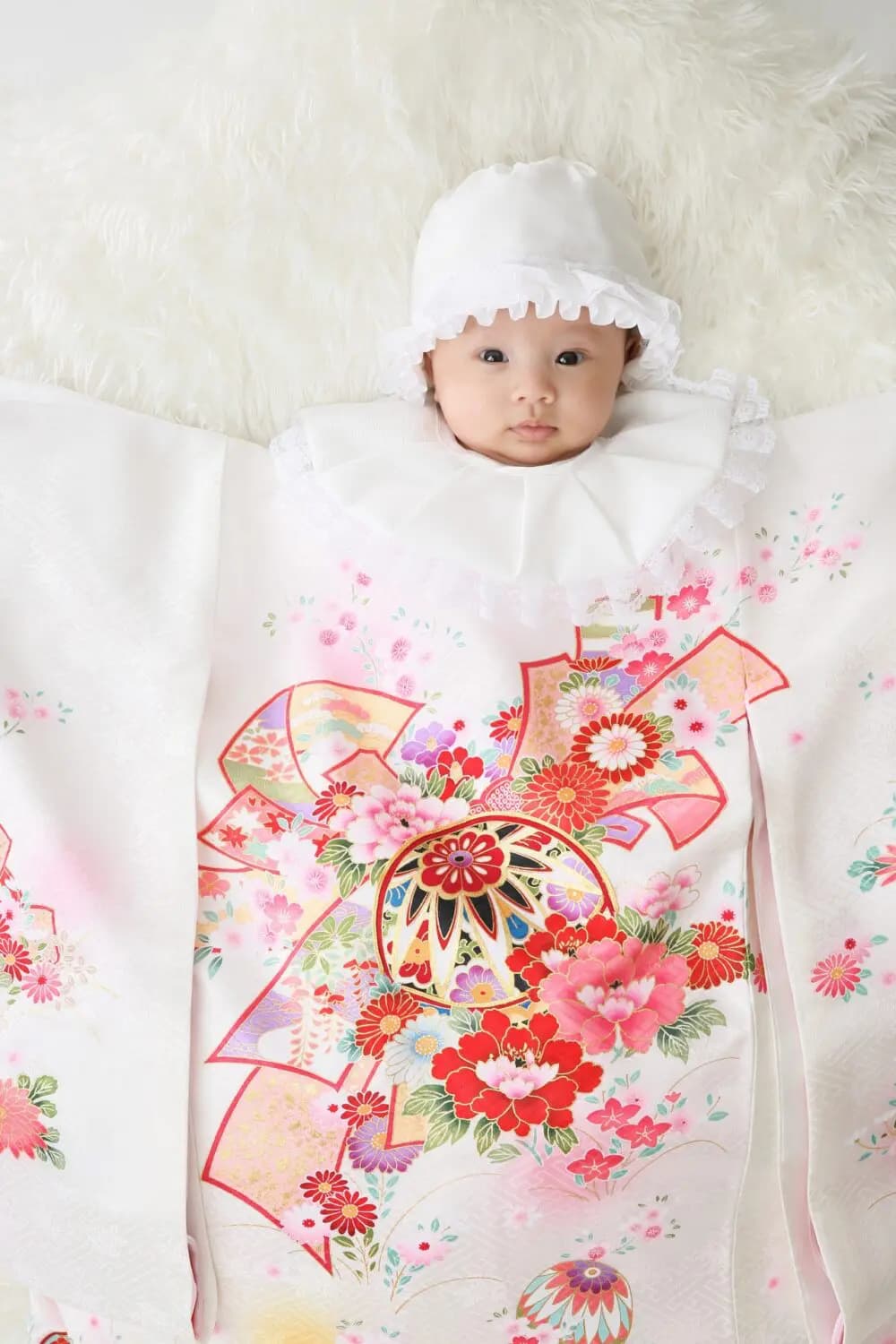 お宮参りの祝着に包まれた赤ちゃん